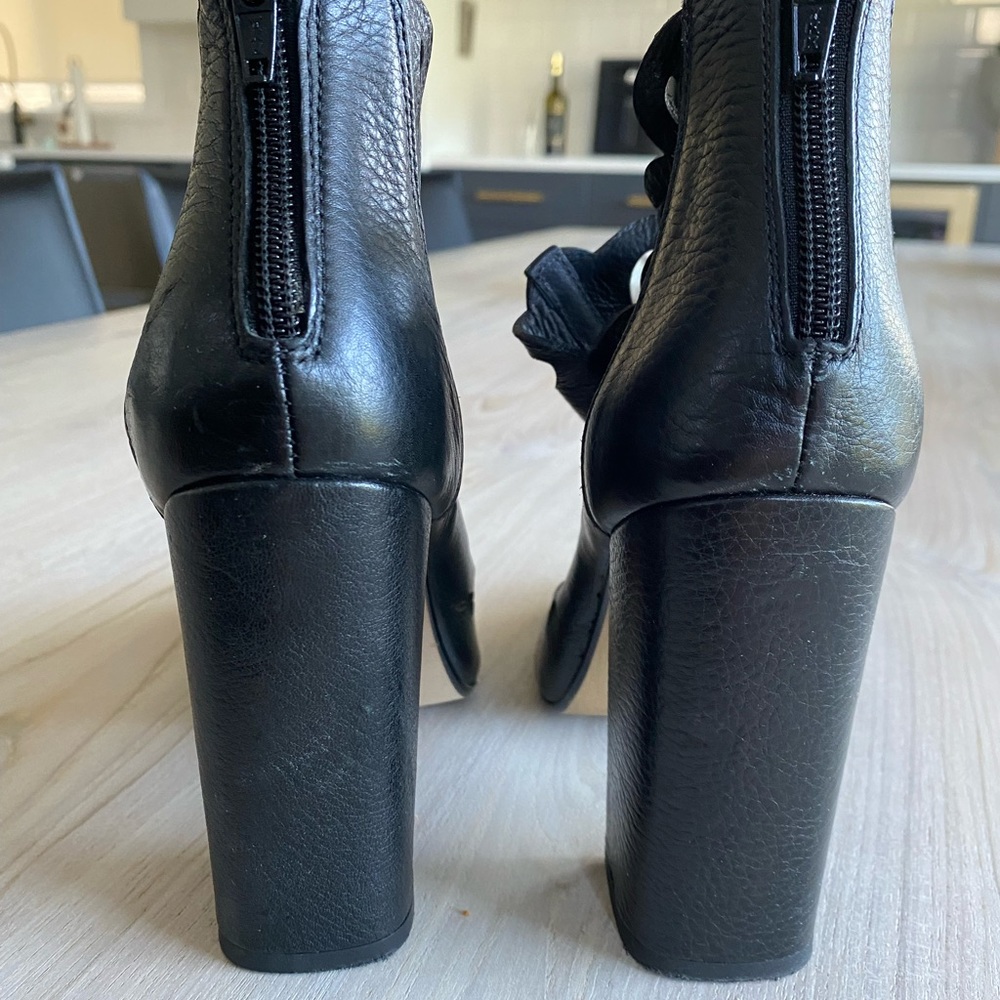 Gently worn leather heels - Picture 2 of 6